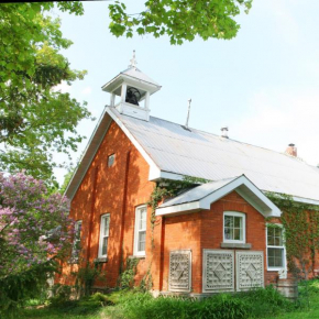 Picturesque School House Retreat